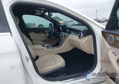 2015 Mercedes-Benz C 300 4Matic z USA, uszkodzony, nr VIN 55SWF4KB0FU019171